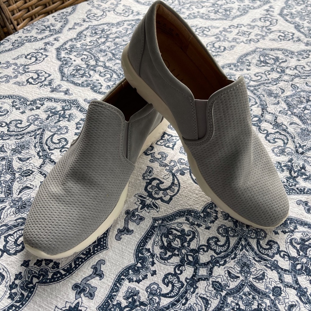 Naturalizer canvas shoe